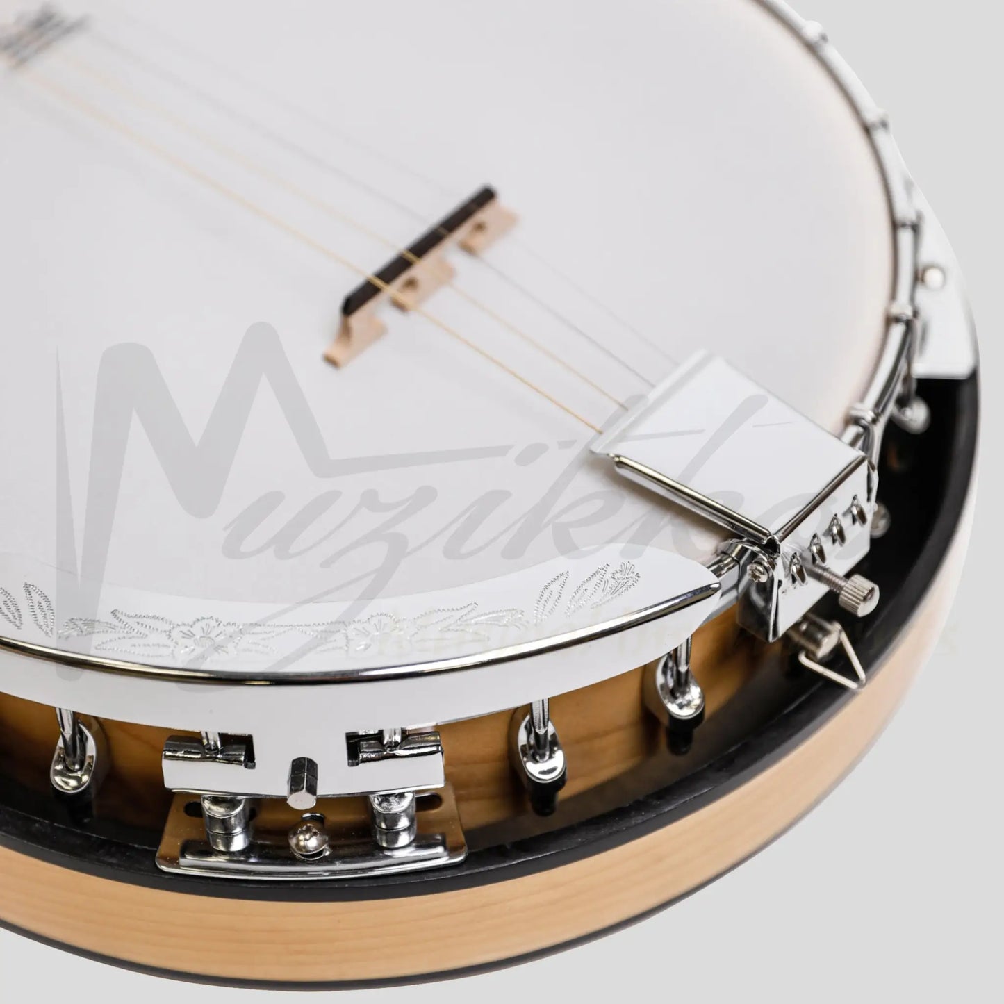 Heartland Deluxe Irish Tenor Banjo 17 Frets With 24 Bracket And Closed Solid Back Maple Finish